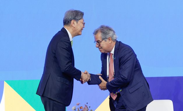 조르지 비아나 회장과 악수하는 김창범 부회장