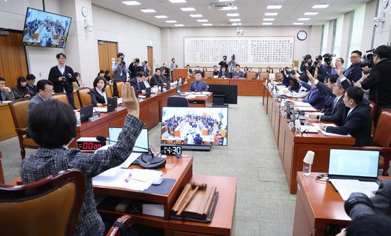 국민투표법 개정안 관련 거수 표결하는 법사위