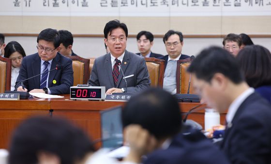 의원 질의 답변하는 김영환 장관