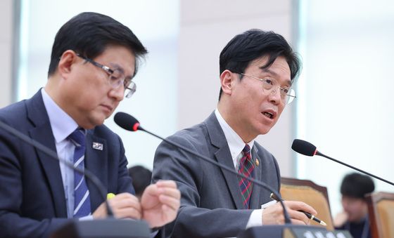 법사위 답변하는 김영훈 장관