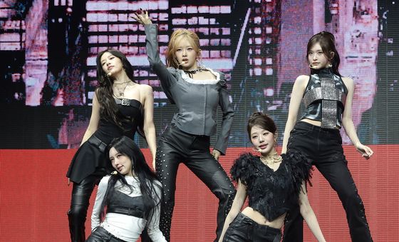 컴백 무대 펼치는 아이브