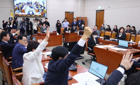 거수 표결하는 민주당 의원들