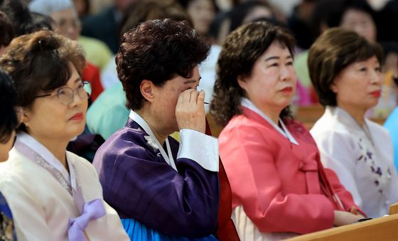 눈물 훔치는 만학도