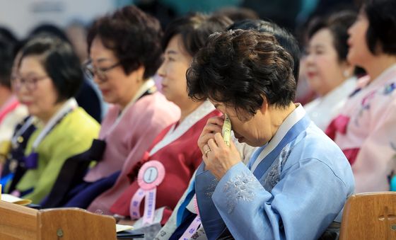 만감이 교차하는 만학도들의 졸업식