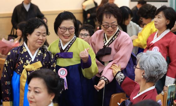 한복 곱게 차려입은 만학도들