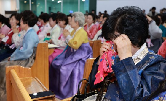 졸업의 눈물 훔치는 만학도