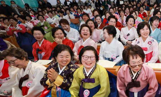 환한 미소로 맞이한 만학도들의 졸업식