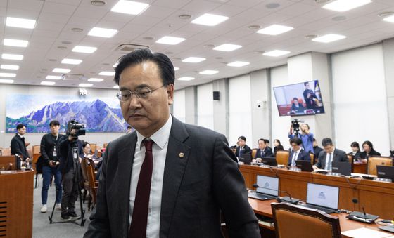 본회의 개의 변경에 반대하며 회의장 나서는 유상범 의원