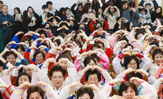 졸업식에서 그리는 감사의 하트