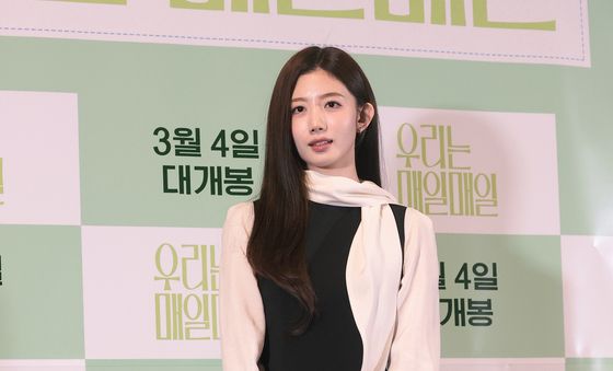 포즈 취하는 최유주