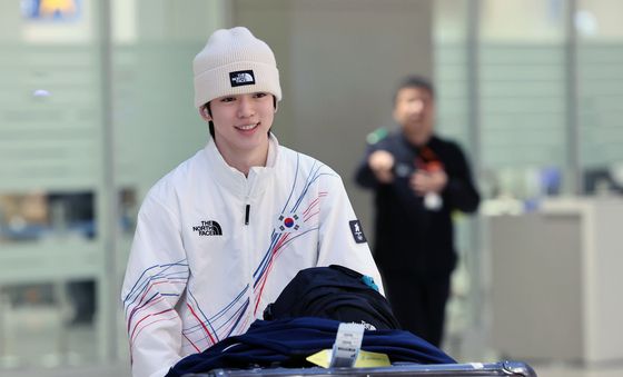 미소 보이며 귀국하는 차준환