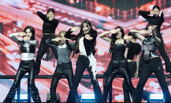'블랙홀' 선보이는 아이브