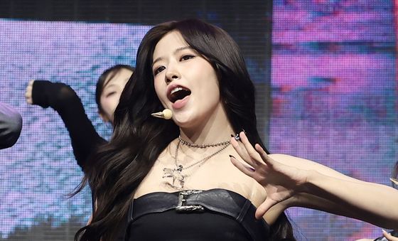 안유진, 자체발광 무대