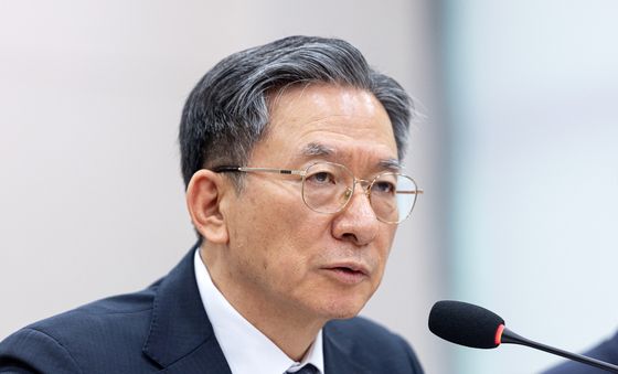 답변하는 정성호 장관