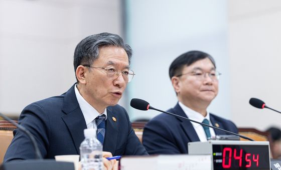 법사위 답변 이어가는 정성호 장관