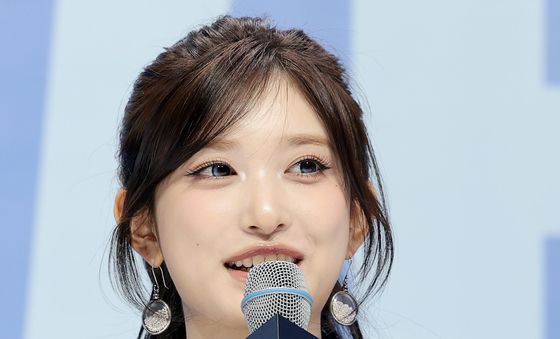 컴백 인사하는 아이브 이서