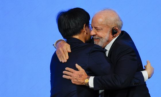 김정관 산업장관 포옹하는 룰라 대통령