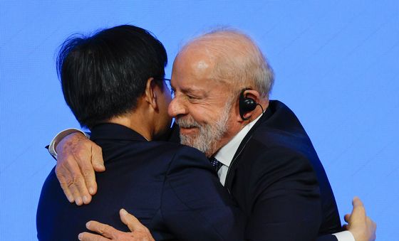 김정관 산업장관 포옹하는 룰라 대통령