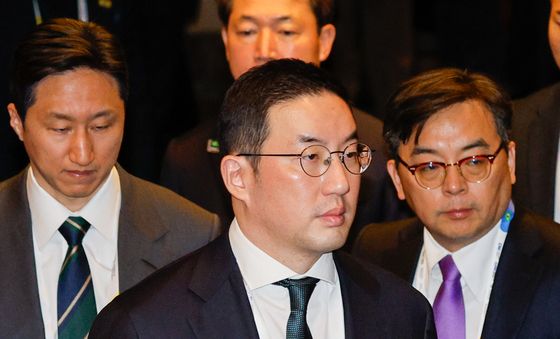 포럼 입장하는 구광모 LG 회장