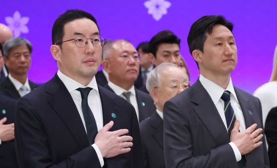 국민의례 하는 구광모·정기선 회장