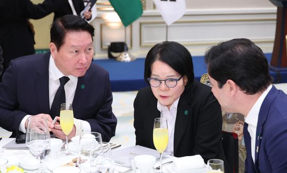 대화 나누는 최태원 회장