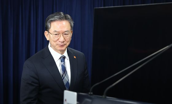 ISDS 중재판정 취소소송 승소 브리핑 참석하는 정성호 장관