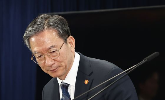 ISDS 중재판정 취소소송 승소 브리핑 참석하는 정성호 장관