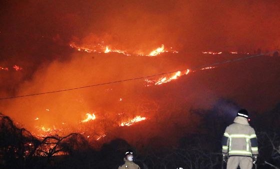 강풍에 확산되는 밀양 산불