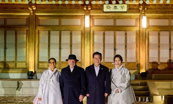 상춘재 앞에서 기념촬영하는 한·브라질 정상 내외