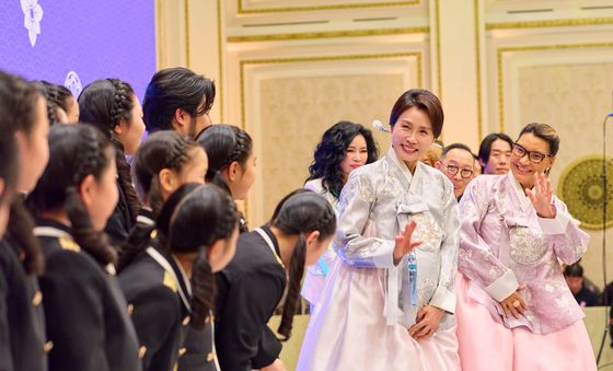 어린이들과 인사하는 김혜경·호잔젤라 다시우바 여사