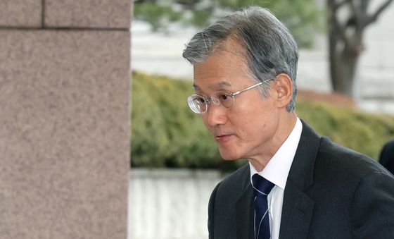 출근하는 조희대 대법원장