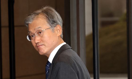 출근하는 조희대 대법원장