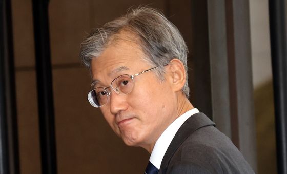 출근하는 조희대 대법원장