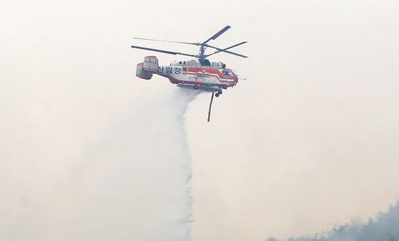 밀양 산불 진화하는 산림청 헬기