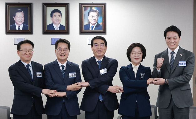 손 맞잡은 민주당 예비후보들