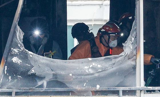 대치 은마아파트 화재 현장 살피는 소방