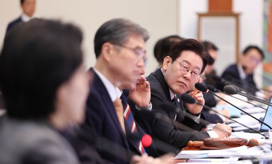 성평등가족부 장관 발언 듣는 이재명 대통령