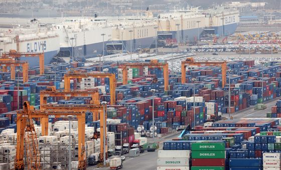 트럼프, 10% 글로벌관세 전격 발효