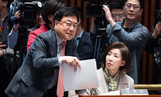 대화 나누는 서범수 행안위 국민의힘 간사와 나경원 의원