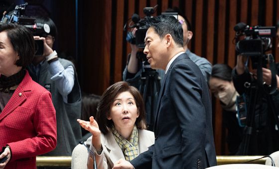 나경원 의원과 대화하는 장동혁 대표