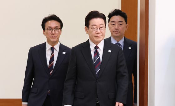 국무회의 참석하는 이재명 대통령