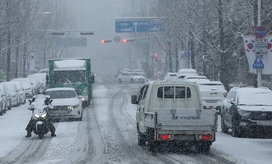 폭설에 서행하는 차량