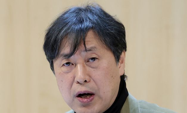 취재진 질문에 답하는 이남주 편집주간