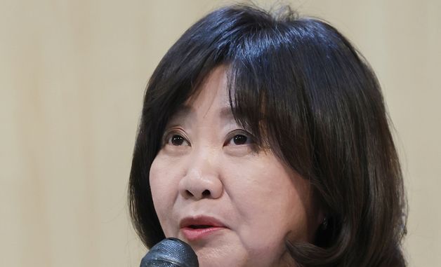 취재진 질문에 답하는 백지연 편집부주간