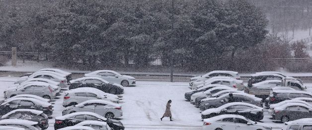 대전·세종·충남 대설주의보…눈 쌓인 주차장