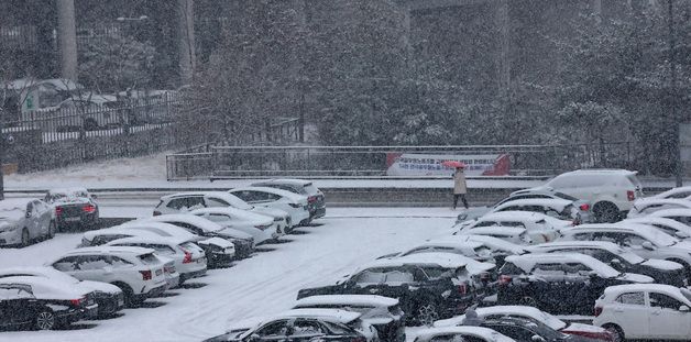 대전·세종·충남 대설주의보…눈 쌓인 주차장