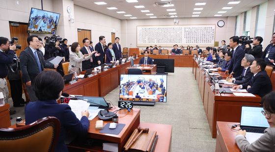 법사위 언쟁 벌이는 여야