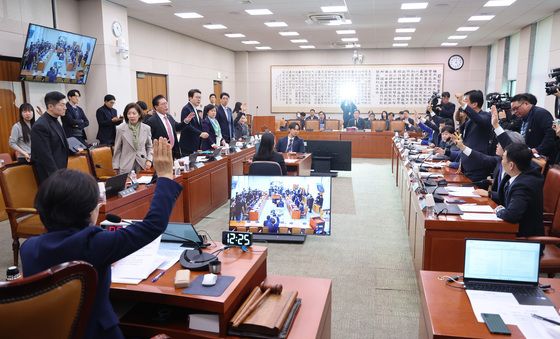 고성 오가는 법사위