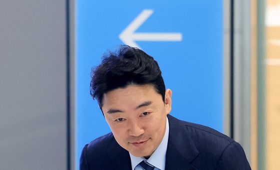 취재진 향해 인사하는 강훈식 비서실장