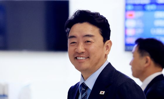 미소띄며 출국하는 강훈식 비서실장